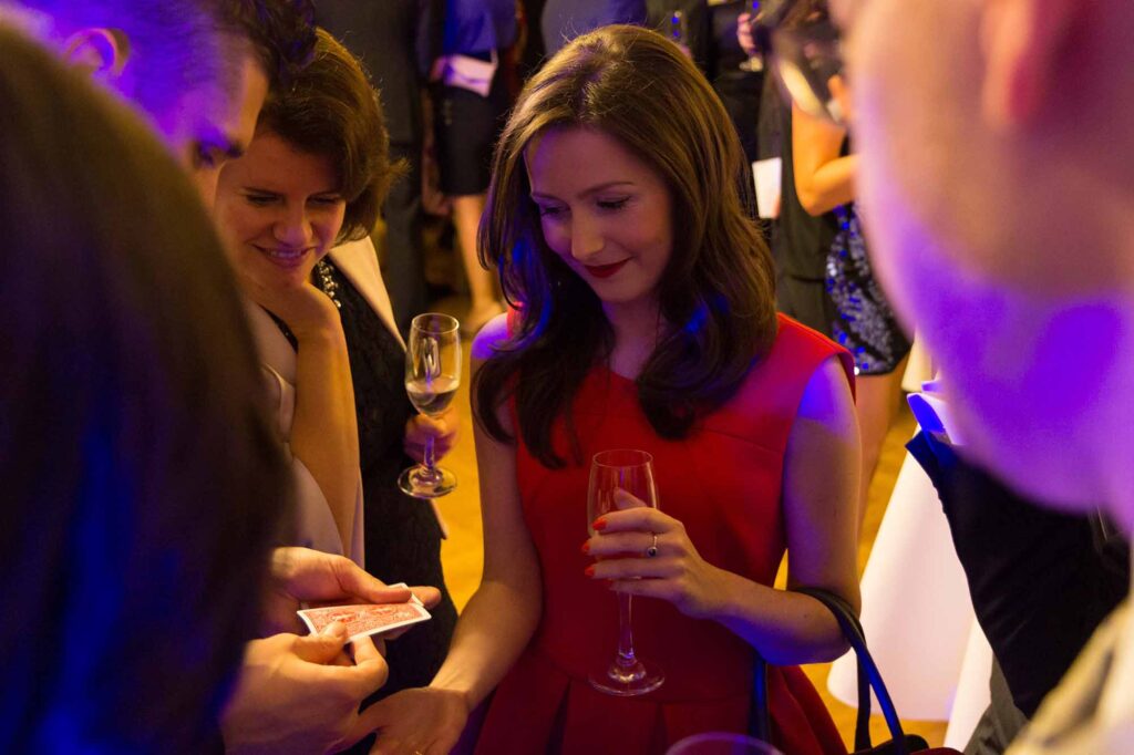 Iluzja z dłoniach widzów