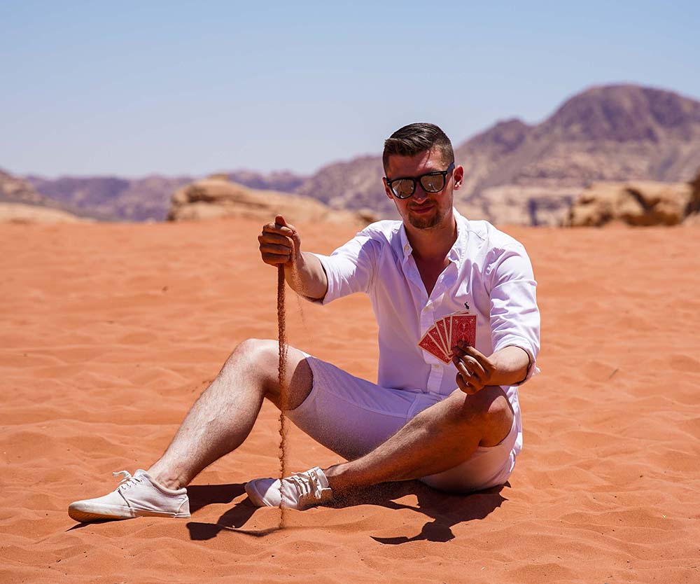 Iluzjonista Karol Sanetti na pustyni Wadi Rum w Jordanii