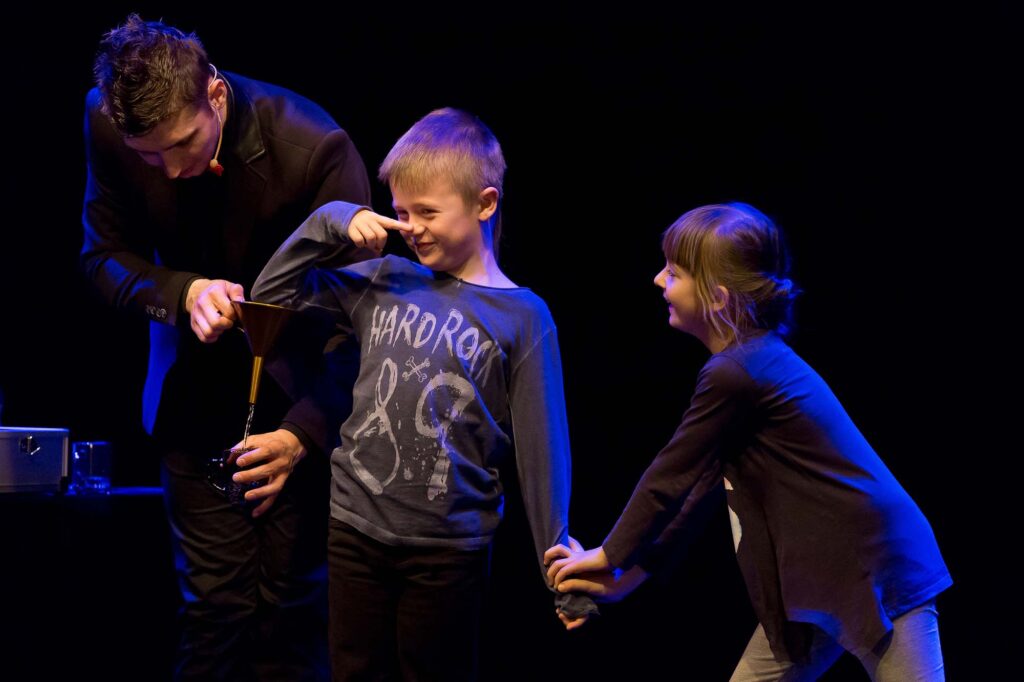 Iluzjonista dla dzieci - Karol Sanetti - Warszawa KRaków Wrocław z asystentami