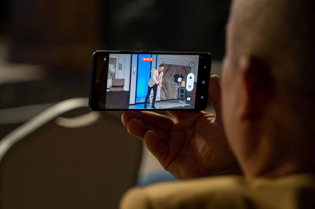 Iluzjonista nagrywany przez widza podczas występu