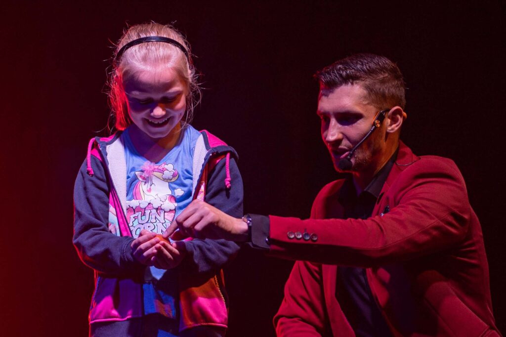 Pokaz iluzjonisty dla dzieci - przedstawienie magiczne