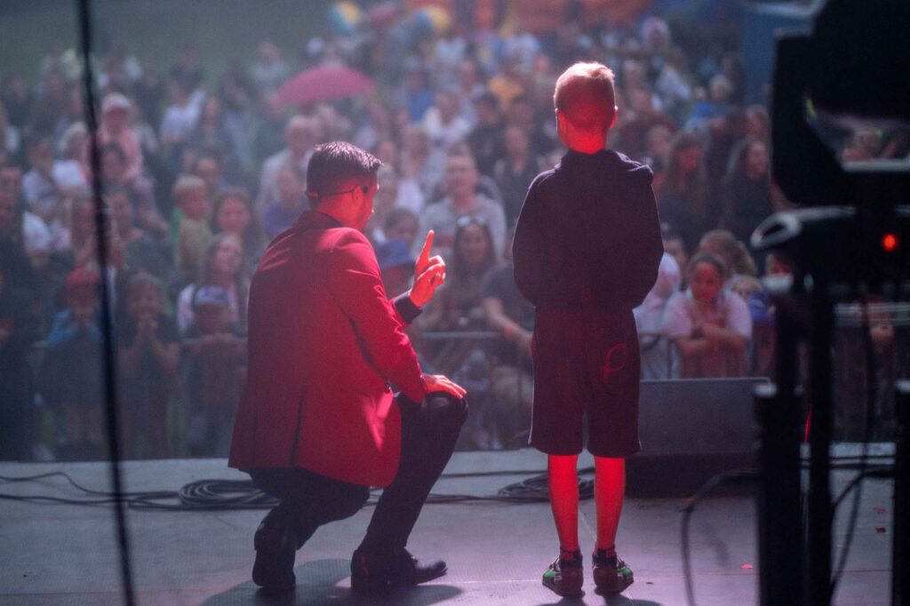 Pokaz iluzjonisty dla dzieci w plenerze