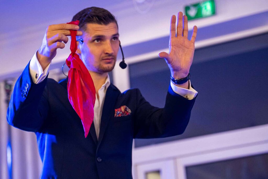 Skupiony iluzjonista podczas pokazu iluzji