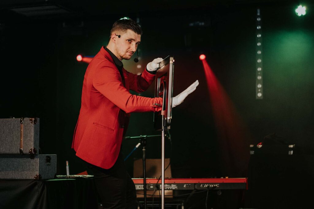 Skupiony iluzjonista podczas pokazu iluzji i magii