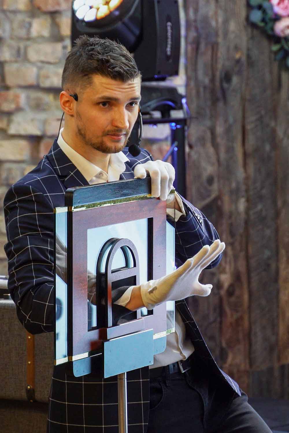 Występ iluzjonisty na spotkaniu świątecznym Białystok