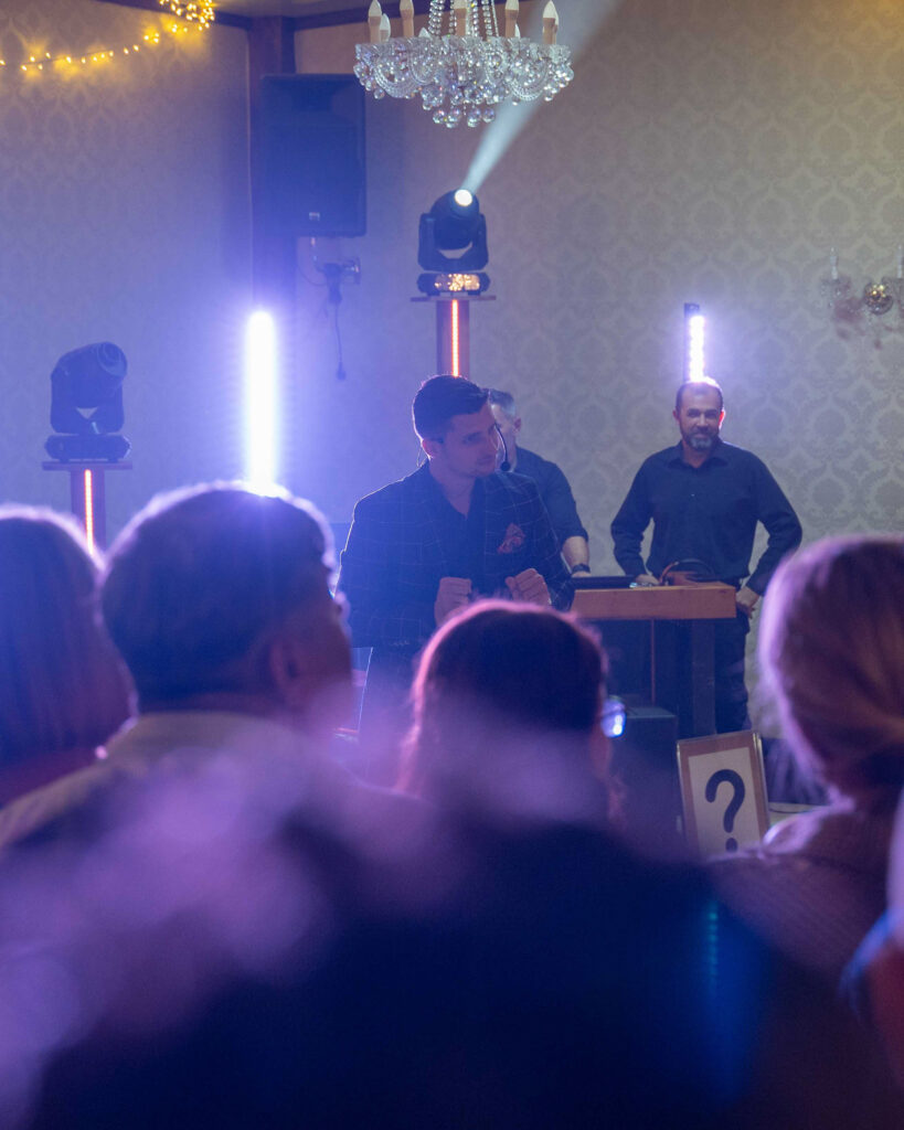 Iluzjonista na imprezie firmowej integracyjnej - pokaz iluzji scenicznej