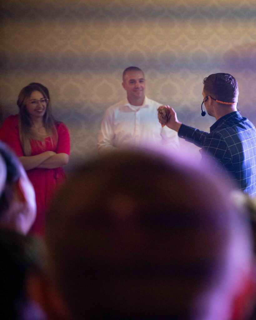 Iluzjonista na imprezie firmowej integracyjnej - pokaz sceniczny