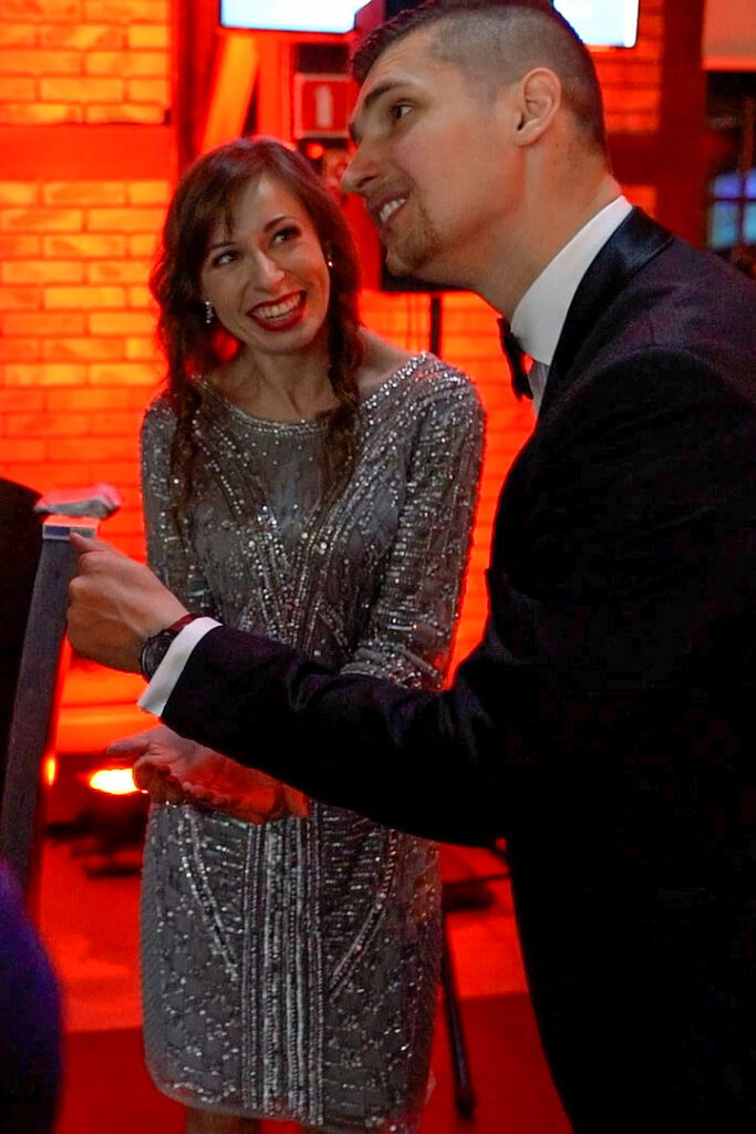 okaz iluzji Kraków z bliska z kobietą