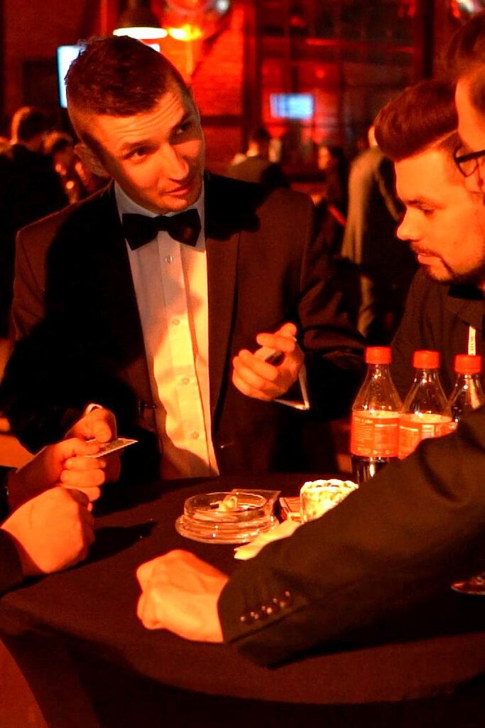 Pokaz iluzji z bliska w Krakowie - iluzjonista firmowy 3