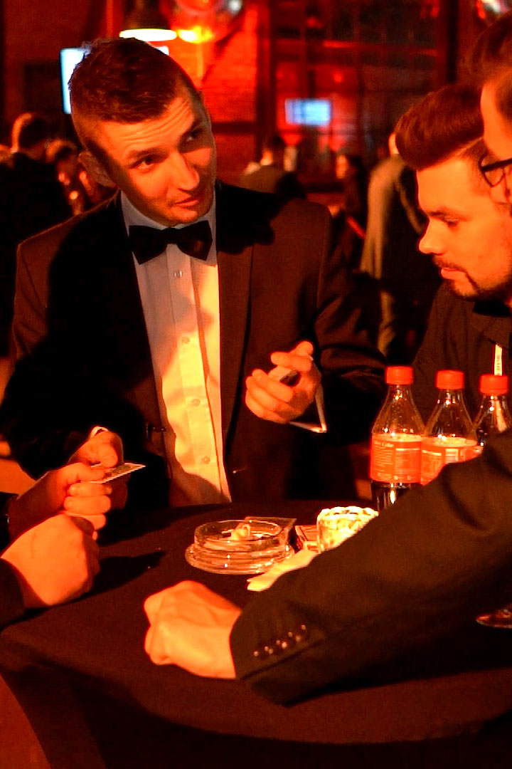 Pokaz iluzji z bliska w Krakowie - iluzjonista firmowy 3