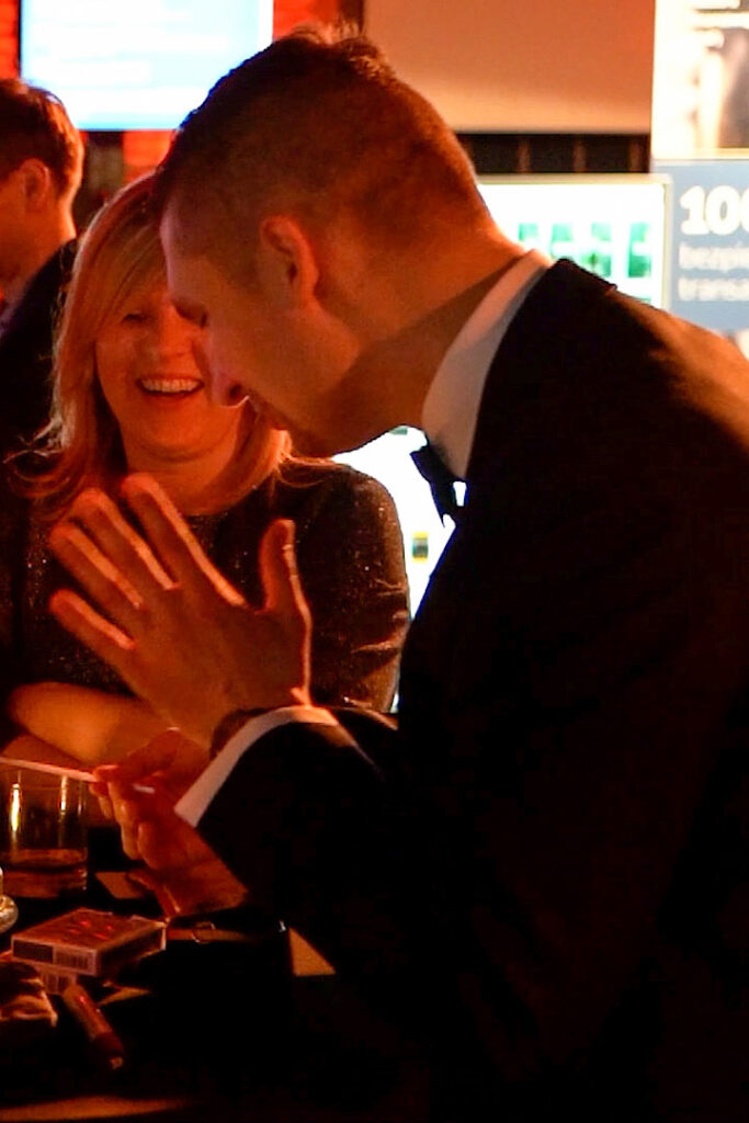 Pokaz iluzji z bliska w Krakowie - iluzjonista firmowy