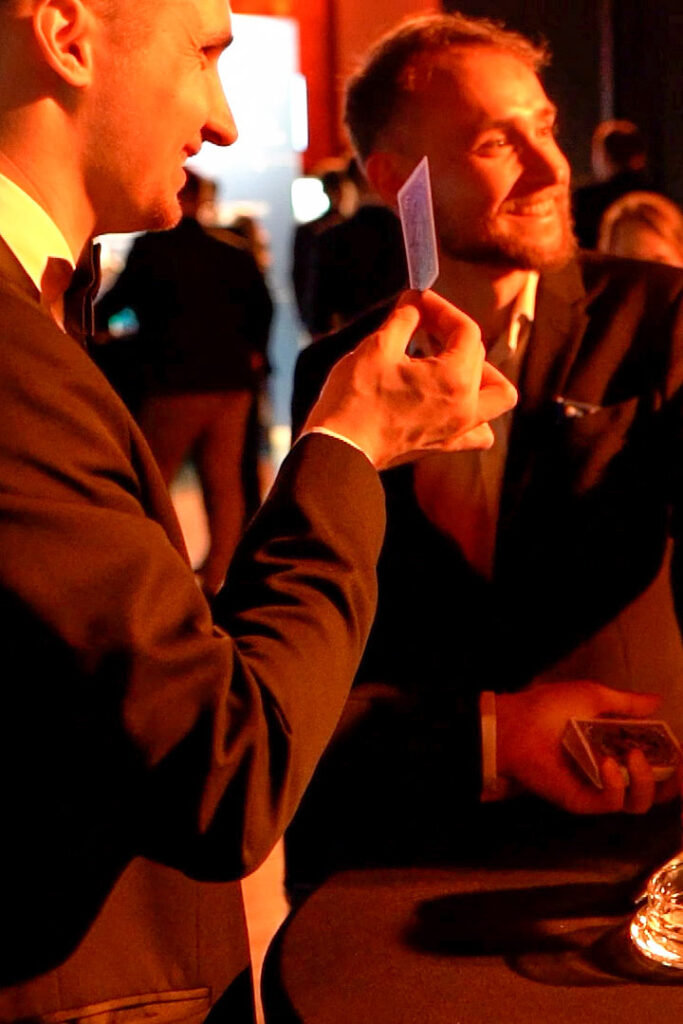 Pokaz iluzji z bliska w Krakowie - pokaz iluzjonisty z kartami