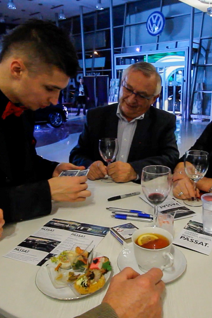 Pokaz iluzjonisty na premierze nowego passata Stalowa Wola