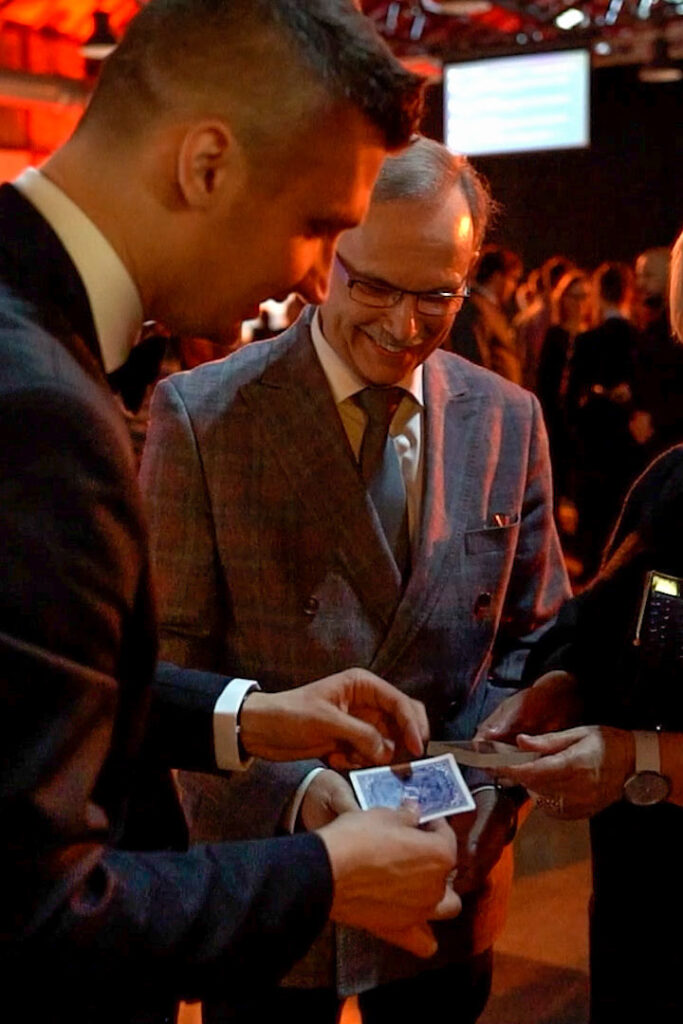 Pokaz iluzjonisty z bliska w Krakowie - uśmiech widzów