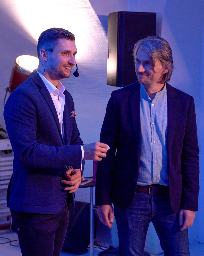 Pokaz iluzji na imprezie Warszawa - uśmiech faceta